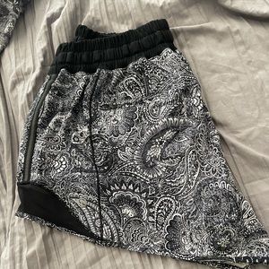 RARE LULULEMON HOTTY HOT SHORTS